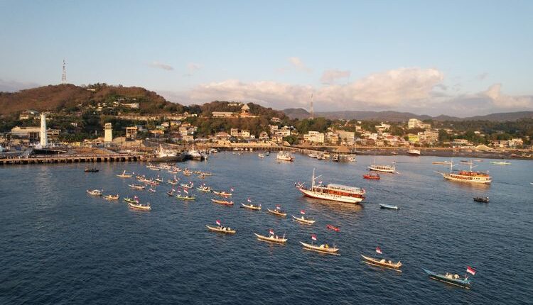 Foto : Prosesi Laut di Festival Golo Koe Labuan Bajo, pada Senin(14//2023).(Kompas.com/Nansianus Taris)