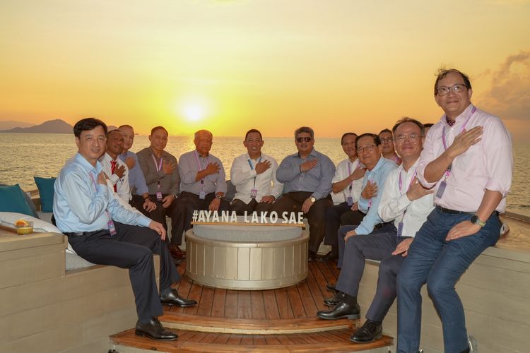 Foto : Para delegasi AMMTC langsung diajak menikmati Sunset Cruise serta Welcome Cokctail di atas kapal phinisi Lako Sae, di perairan Labuan Bajo, Minggu sore.(Dokumen Polres Manggarai Barat)