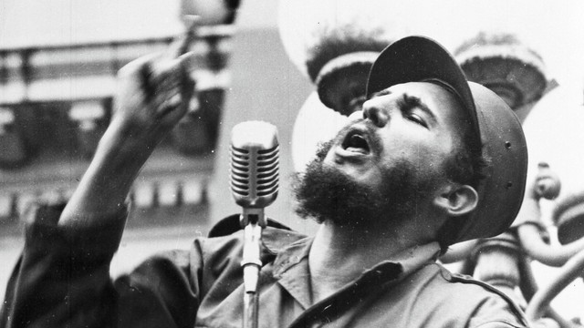 Fidel Castro, pemimpin revolusioner baru Kuba, berbicara kepada orang banyak selama pawai kemenangannya ke Havana, setelah jatuhnya rezim Batista, 6 Februari 1959. Foto: AP Photo