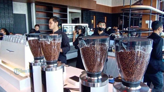 Suasana di PAHDI Specialty Coffee, Kintamani, Rabu 23 Agustus 2023 - Kuliner Bali: PAHDI Specialty Coffee Tawarkan Kopi Pilihan dari Berbagai Wilayah di Indonesia Foto: Muhammad Fredey Mercury/Tribune Bali