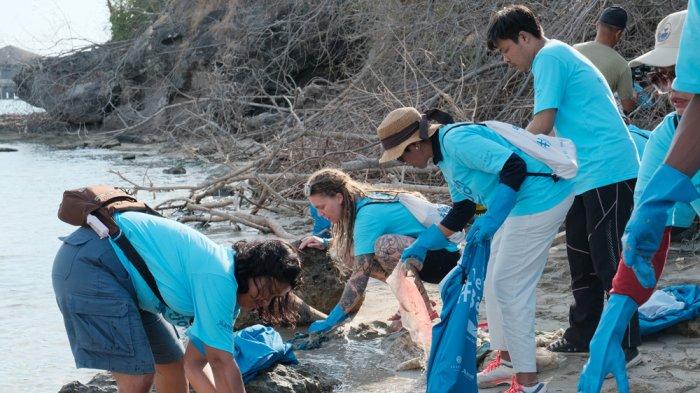 Sejumlah pengelola hotel dan resort di Labuan Bajo, Nusa Tenggara Timur (NTT) kembali menggelar kegiatan beach clean-up atau pembersihan pantai. Foto: Handout