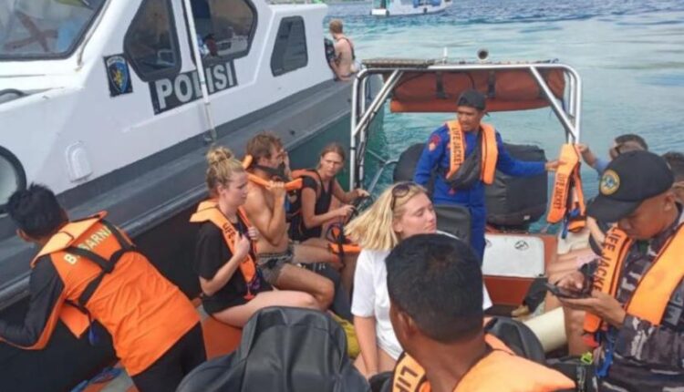 Sebanyak 37 wisatawan dievakuasi dari KM Duta Samota yang kandas menabrak karang.
