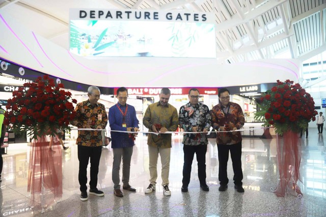 Seremoni pemotongan pita pengoperasian toko ritel Dufry di Bandara I Gusti Ngurah Rai Bali. Foto: Dok. AP I