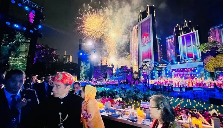 Potret megahnya gala dinner KTT ASEAN 2023 yang diwarnai pesta kembang api hingga video mapping hiasi gedung-gedung pencakar langit Jakarta. (Dok. Muchlis Jr/Biro Pers Sekretariat Presiden)
