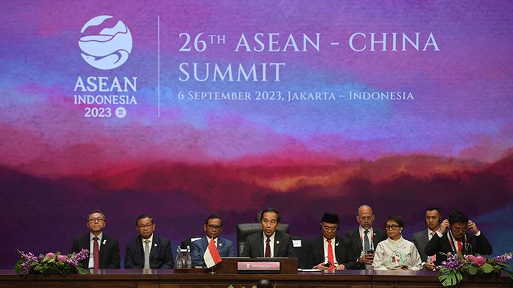 Presiden RI Joko Widodo didampingi Menko Polhukam Mahfud MD, Menko PMK Muhadjir Effendy, Menlu Retno Marsudi, Seskab Pramono Anung, Mendag Zulkifli Hasan, Mentan Syahrul Yasin Limpo menyampaikan pandangan saat KTT ke-26 ASEAN-China di Jakarta Convention Center, Jakarta, Rabu 6 September 2023. ANTARA FOTO/MEDIA CENTER KTT ASEAN 2023/M Agung Rajasa