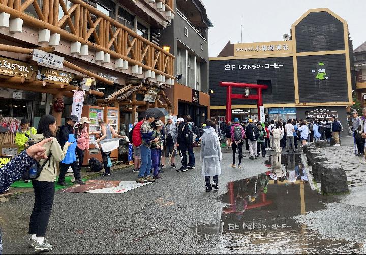 Pengunjung terlihat di pos 5 di lereng Gunung Fuji, gunung tertinggi di Jepang setinggi 3.776 meter di Fujiyoshida, Jepang, 9 September 2023. REUTERS/Mariko Katsumura
