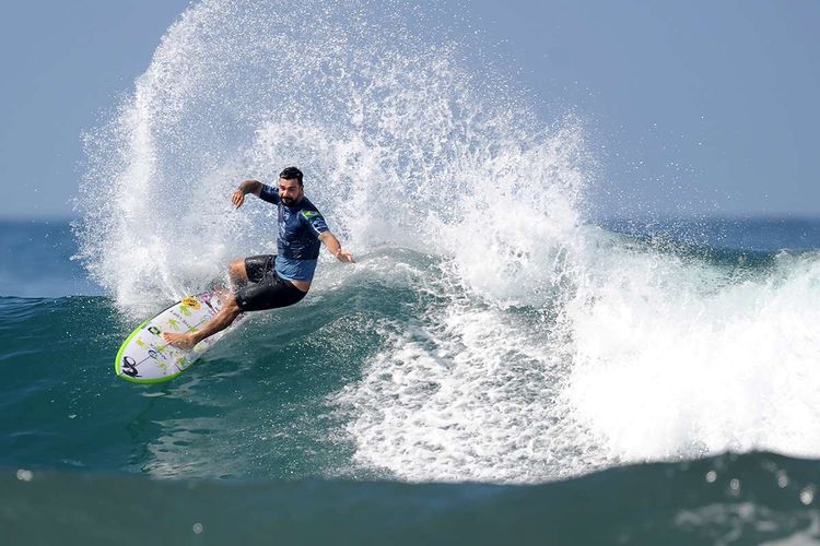Peselancar Brasil, Willian Cardoso, melakukan manuver dengan ombak, sehari menjelang dimulainya seri ke-3 kejuaraan dunia selancar dari Liga Selancar Dunia atau World Surf League (WSL) Champions Tour 2019 di Pantai Keramas, Gianyar, Bali, Minggu (12/5/2019). Kejuaraan yang diikuti oleh 56 peselancar yang terbagi menjadi 37 peselancar putra dan 19 peselancar putri ini akan berlangsung 13-25 Mei 2019.(AFP/SONNY TUMBELAKA)