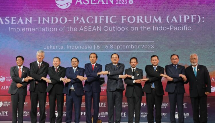 Presiden RI Joko Widodo (kelima kiri) bersama (dari kiri) Presiden Filipina Ferdinand Marcos Jr., Perdana Menteri Singapura Lee Hsien Loong, Head of Delegation of The Kingdom of Thailand Sarun Charoensuwan, Perdana Menteri Vietnam Pham Minh Chinh, Perdana Menteri Laos Sonexay Siphandone, Sultan Brunei Darussalam Hassanal Bolkiah, Perdana Menteri Kamboja Hun Manet, Perdana Menteri Malaysia DatoÕ Seri Anwar Ibrahim dan Perdana Menteri Timor Leste Xanana Gusmao berfoto bersama saat pembukaan ASEAN Indo-Pasific-Forum (AIPF), Jakarta, Selasa (5/9/2023). Media Center KTT ASEAN 2023/Risa Krisadhi/pras. (ANTARA FOTO/Risa Krisadhi)