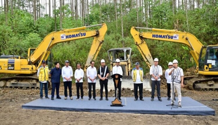 Presiden Joko Widodo (tengah) memberi pembukaan saat groundbreaking Hotel Vasanta di IKN/dok. tangkapan layar X.com