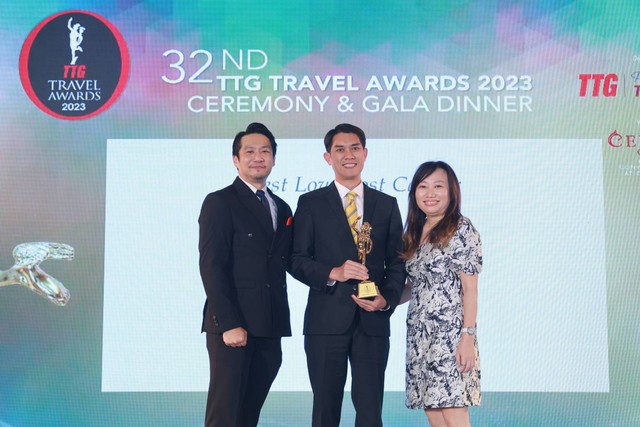 Chief Commercial Officer Scoot, Calvin Chan, menerima penghargaan TTG Awards 2023. Foto: Dok. Scoot