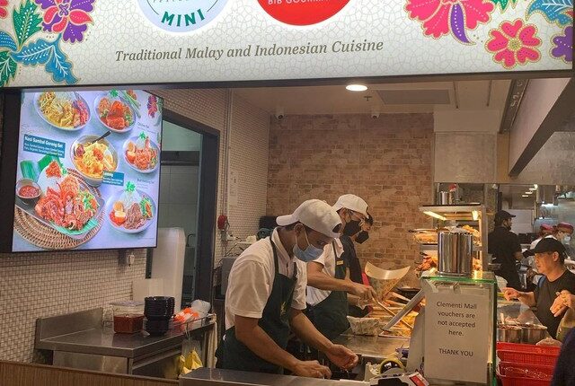 Warung nasi Padang, Hjh Maimunah di Singapura sukses buka banyak cabang dan raih penghargaan the Michelin Bib Gourmand. Foto: Instagram/@hjhmaimunahrestaurant