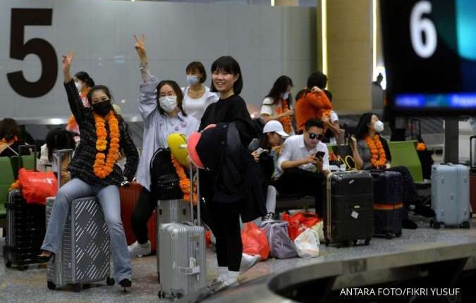 ILUSTRASI. Wisatawan mancanegara asal China tiba di Terminal Internasional Bandara Internasional I Gusti Ngurah Rai, Badung, Bali, Minggu (22/1/2023). Sebanyak 210 orang penumpang asal Shenzhen, China tiba di Pulau Dewata. ANTARA FOTO
