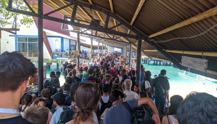 Penumpukan wisatawan di Pelabuhan Gili Trawangan, Kabupaten Lombok Utara Foto: RRI.co.id