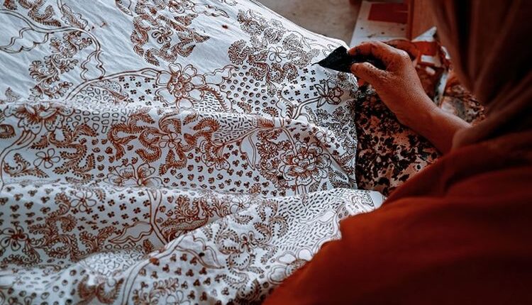 Ilustrasi batik - Seorang pembatik di Lasem, Kabupaten Rembang, Jawa Tengah.(SHUTTERSTOCK / Permei Setyo Adhi)