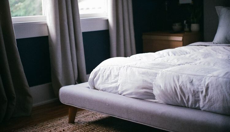 Jika Anda sering terbangun dengan gatal-gatal, bisa jadi kasur Anda didiami oleh kutu kasur atau bedbugs.(Unsplash/Ty Carlson)