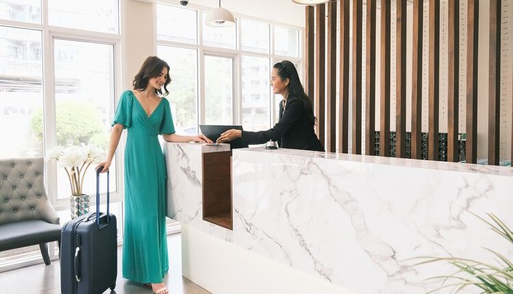 ilustrasi check in hotel, check-in hotel(Shutterstock/ U Photostock)