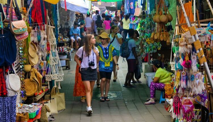 Ilustrasi wisatawan mancanegara di Ubud, Bali.(Dok. Shutterstock/ChameleonsEye)