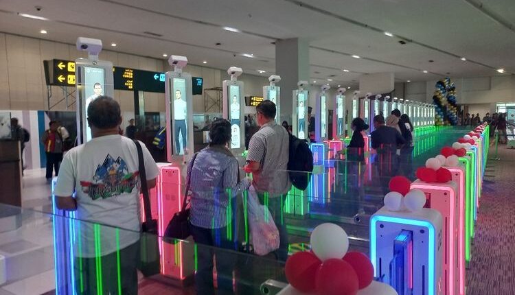 Para penumpang tengah mengakses autogate sistem face recognition di Terminal 3 Bandara Soekarno-Hatta pada Senin (2/10/2023).(KOMPAS.com/M Chaerul Halim)