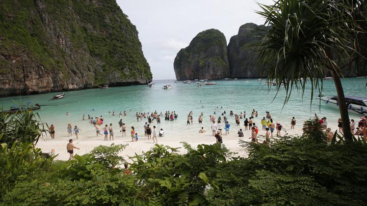 Turis berlibur di pantai Maya Bay, pulau Phi Phi Leh di provinsi Krabi, Thailand, Kamis, 31 Mei 2018. Maya Bay merupakan salah satu destinasi wisata paling populer di Thailand sejak muncul di film The Beach pada 2000 silam. (AP Photo/Sakchai Lalit)
