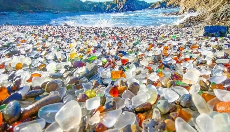 Pantai Unik yang Terbuat dari Pecahan Botol dan Kaca, Tertarik untuk Berlibur ke Sini... (Tangkapan layar Instagram @beach_is_life_photography)