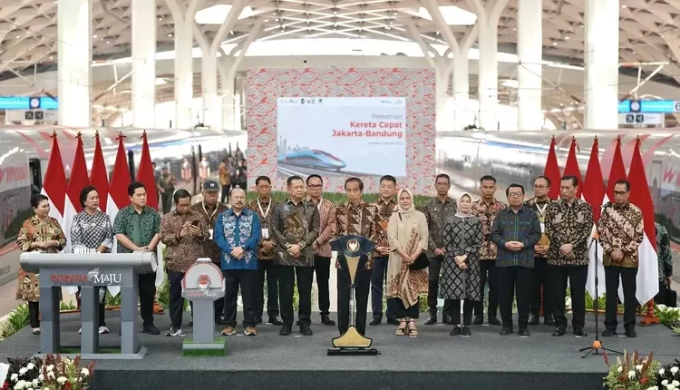 Peresmian Kereta Cepat Jakarta-Bandung (KCJB) oleh Presiden Jokowi dan Erick Thohir bersama jajaran lainnya, menteri BUMN ungkap alasan nama Whooosh (X/@erickthohir)