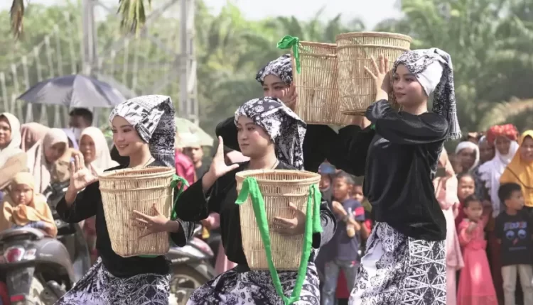 Kegiatan Bantaian Adat: Sedekah Anak Negeri. | Foto: Kemendikbudristek.