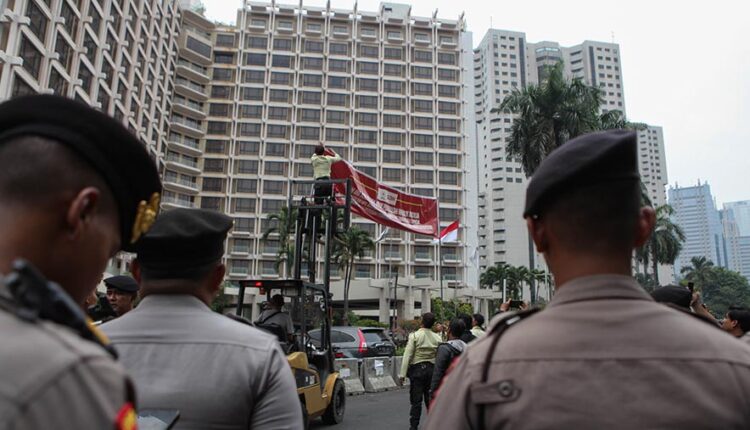 Polisi berjaga saat penyegelan Hotel Sultan di Kawasan GBK, Jakarta, Rabu (4/10/2023). (Bloomberg Technoz/Andrean Kristianto)