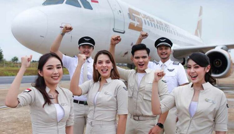 Sejumlah awak dan pesawat Super Air Jet siap mengantar traveler ke destinasi pilihan (foto: istimewa)
