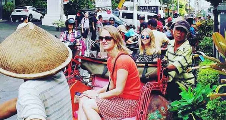 Ilustrasi turis dengan becak di Prawirotaman Foto: Ist