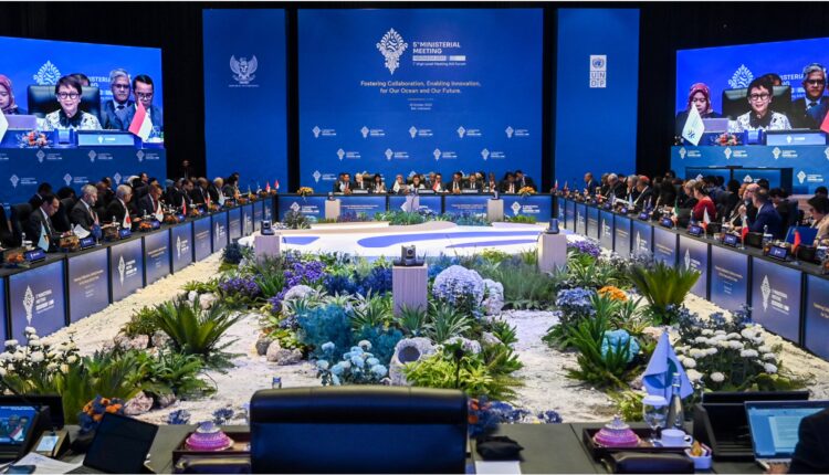 Suasana Pertemuan Ke-5 Tingkat Menteri AIS Forum 2023 di Bali Nusa Dua Convention Center, Nusa Dua, Kabupaten Badung, Bali, Selasa (10/10/2023). - (MEDIA CENTER KTT AIS 2023/M Agung Rajasa/rwa)