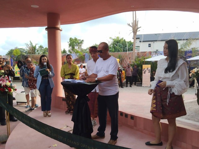Kepala Desa Tibubeneng, Canggu, I Made Kamajaya saat menandatangani MOU - ISt.