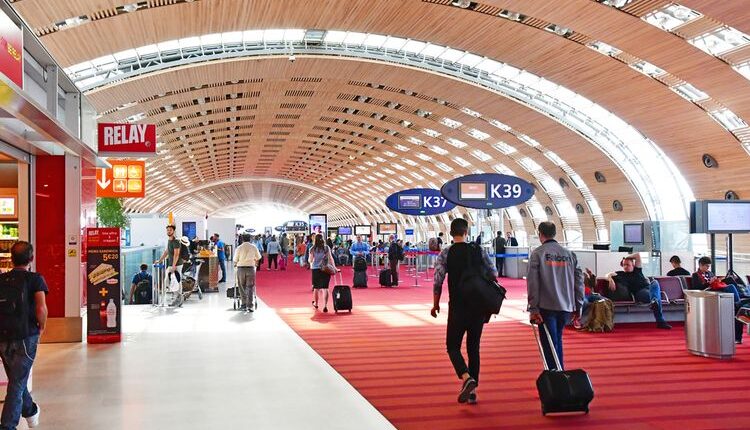 Aula kedatangan Bandara Charles de Gaulle di Paris, Perancis. Perancis mencabut semua syarat masuk pelaku perjalanan internasional per 1 Agustus 2022.(SHUTTERSTOCK/PACK-SHOT)