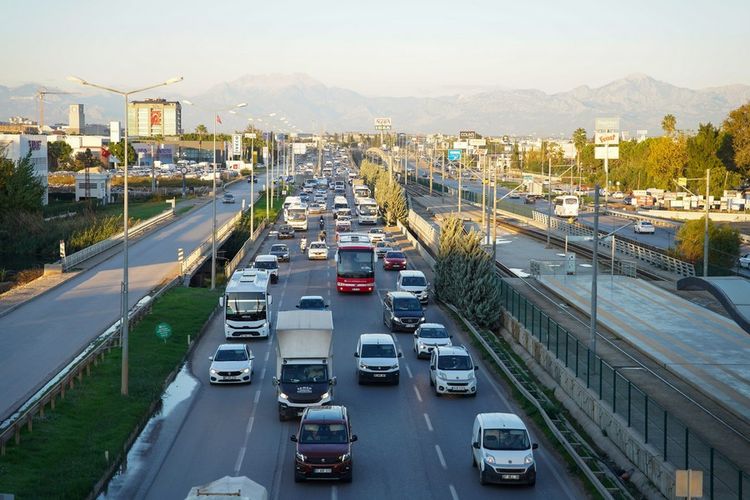Kepadatan kendaraan terjadi di sebuah jalan di Antalya, Turkiye, (14/11/2023).(XINHUA/MUSTAFA KAYA)