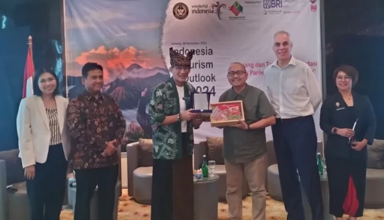 Sandiaga Uno dalam Indonesia Tourism Outlook 2024 bertajuk “Peluang dan Tantangan Investasi untuk Pariwisata Berkelanjutan” yang digelar oleh Forum Wartawan Pariwisata dan Ekonomi Kreatif (Forwaparekraf). (EDY ARSYAD/FNN)