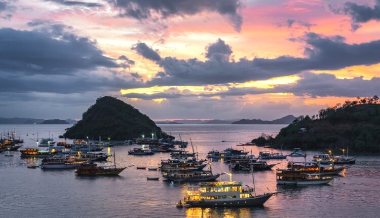Suasana sunset di Labuan Bajo, Nusa Tenggara Timur (NTT). Foto: Dok.iStock