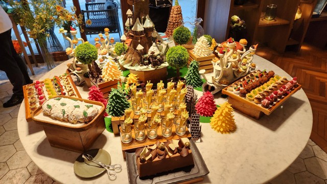 Aneka sajian spesial Natal di Restoran Rasa, hotel Ayana Midplaza Jakarta. Foto: Azalia Amadea/kumparan