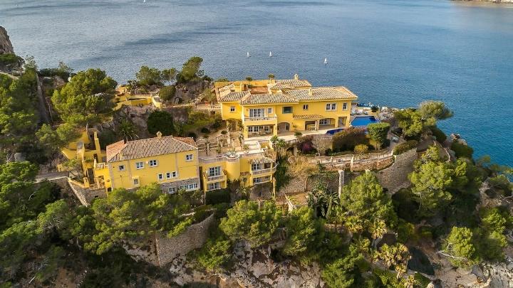 Vila kuning tempat liburan Putri Diana di Serial The Crown berada di Balearik, Spanyol (Airbnb)