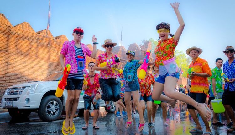 Tahun Baru Thailan, warga Thailand dan wisman saat Festival Songkran di Tha Pae Gate.(SHUTTERSTOCK/VIROJT CHANGYENCHAM)