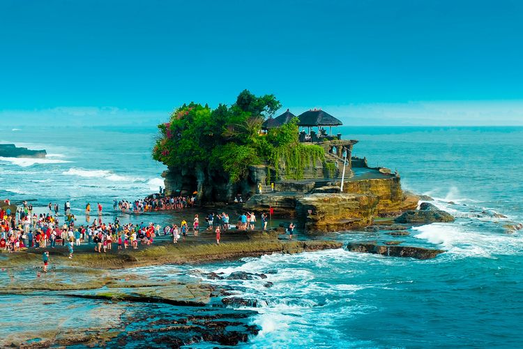Ilustrasi wisatawan di Pura Tanah Lot, Bali.(UNSPLASH/EYESTETIX STUDIO)