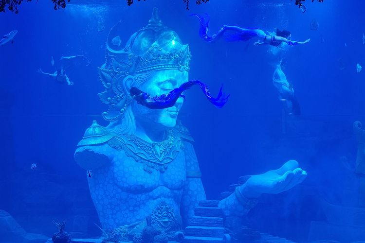 Pertunjukan Varuna di Taman Safari Bali, pentas teatrikal bawah air.(KOMPAS.com/ANGGARA WIKAN PRASETYA)