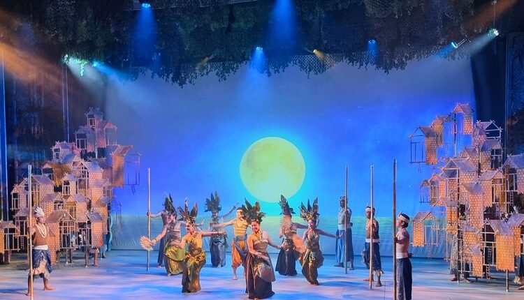 Pertunjukan Varuna di Taman Safari Bali, teater kombinasi panggung dan bawah air.(KOMPAS.com/ANGGARA WIKAN PRASETYA)