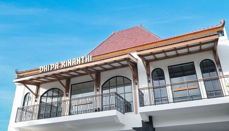 Ilustrasi tampak depan akomodasi Dhipa Kinanthi by Raminten di Kota Yogyakarta, Daerah Istimewa Yogyakarta.(Dok. Instagram.com/ramintendhipakinanthi)