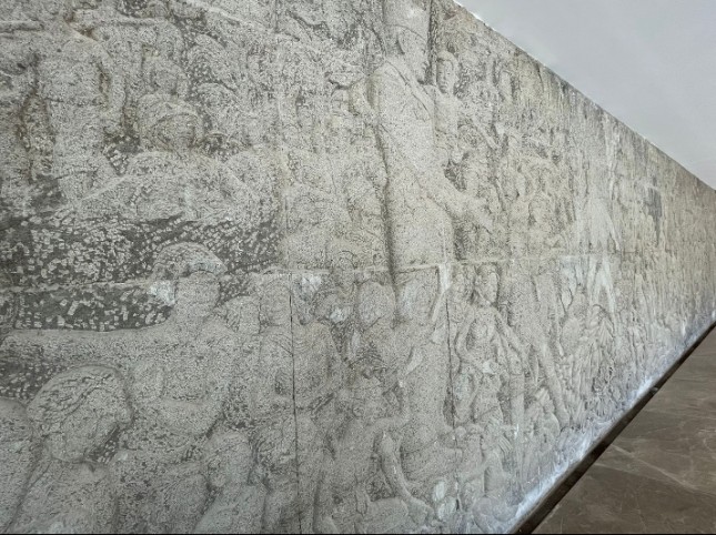 Relief bersejarah yang berada di lobby Hotel Grand Inna Bali Beach