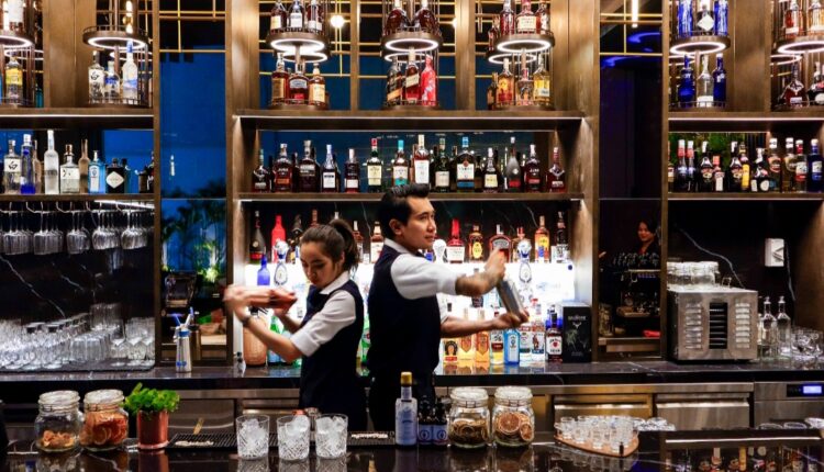 Para mixologist andal meracik minuman khas Cruz Lounge di Vasa Hotel Surabaya, Selasa (15/8/2023).(Dok.Vasa Surabaya)