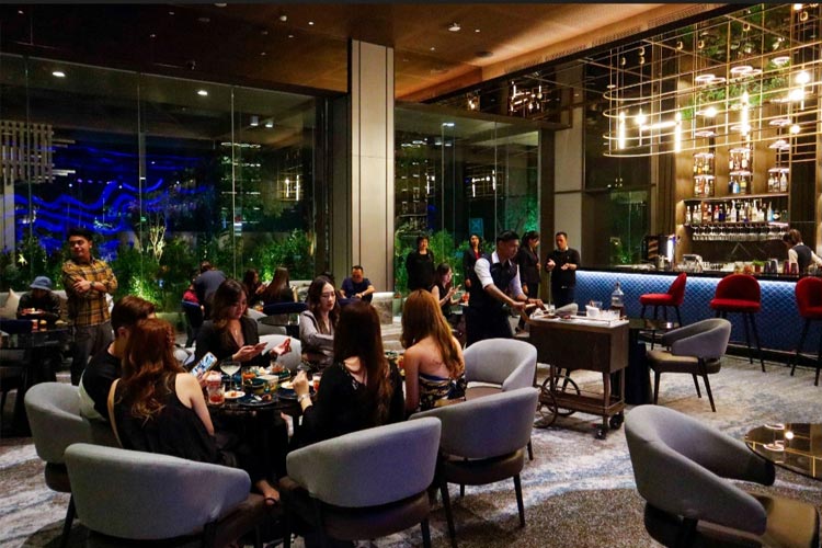 Suasana Cruz Lounge Vasa Hotel Surabaya, Selasa (15/8/2023).(Dok.Vasa Surabaya) Foto 2 : Para mixologist andal meracik minuman khas Cruz Lounge di Vasa Hotel Surabaya, Selasa (15/8/2023).(Dok.Vasa Surabaya) Foto 3 : Cruz Lounge menja