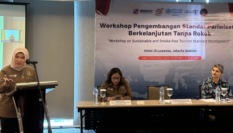 Deputi Bidang Industri dan Investasi Kemanprekraf, Rizki Handayani (kiri) pada Workshop Pengembangan Standar Pariwisata Berkelanjutan Tanpa Rokok di Jakarta, Rabu (6/12/2023). ANTARA/Kuntum Riswan.