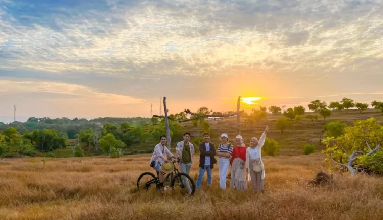 Pemandangan alam dan panorama matahari terbenam yang indah di perbukitan Desa Bira Tengah. Sumber foto : Pengelola Desa Wisata Bira Tengah.