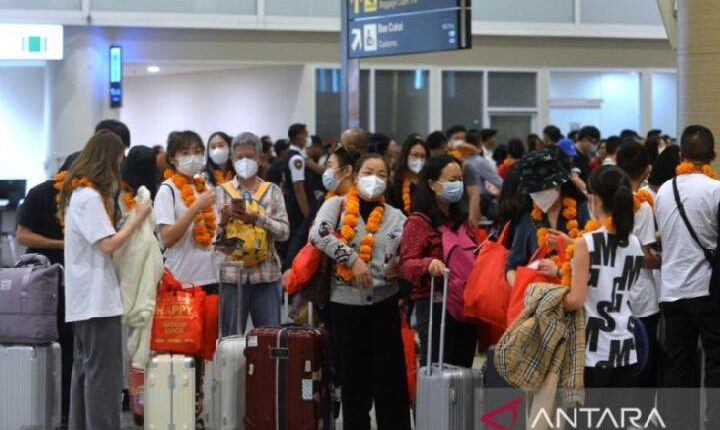Rombongan turis asal Tiongkok tiba di Bandara Internasional I Gusti Ngurah Rai Bali, Minggu, 22 Januari 2023. Bali menyambut kembali penerbangan pertama dari Tiongkok setelah tiga tahun mengikuti pelonggaran pembatasan tindakan COVID-19 Beijing. (ANTARA/Naufal Fikri Yusuf)