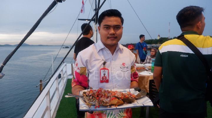 Suguhan yang dinikmati tamu di kapal pinisi Dragon Net Batam dalam pelayaran awal Januari 2024 (TEMPO/Yogi Eka Sahputra)
