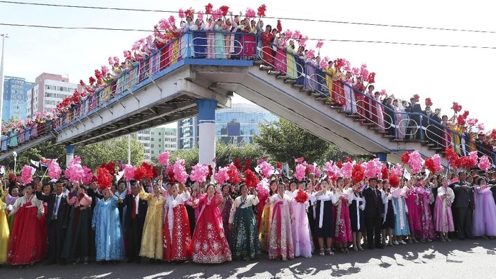 Foto: Ratusan warga Korea Utara memberi salam kepada Presiden Korea Selatan, Moon Jae-in dan pemimpin Korea Utara Kim Jong Un selama parade mobil di Pyongyang. (Pyeongyang Press Corps/Pool via REUTERS)